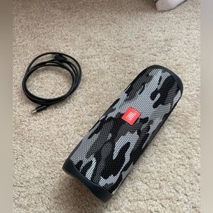 Jbl Flip 5 portable bluetooth speaker small.